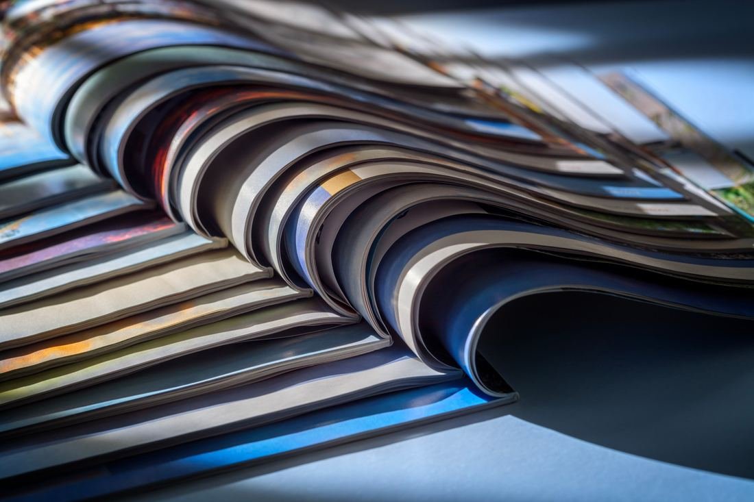 Revistas apiladas con las páginas abiertas