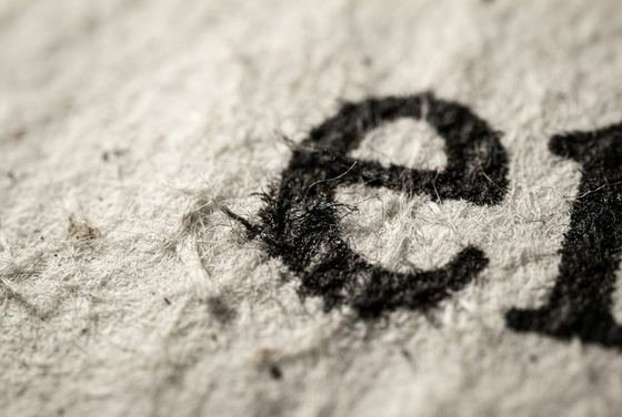 Detalle de tipografía impresa en papel texturizado